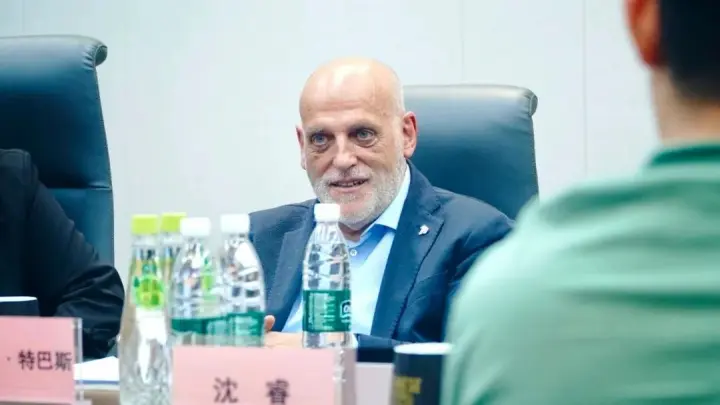 甲举行会谈, 事长杨旭