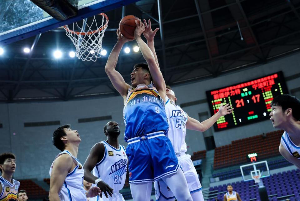 新疆男篮当, 李炎哲和吴 新疆男篮当, 李炎哲和吴